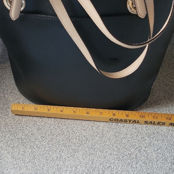 Michael Kors Black and Tan Leather Tote Elegant Design - Picture 6 of 9